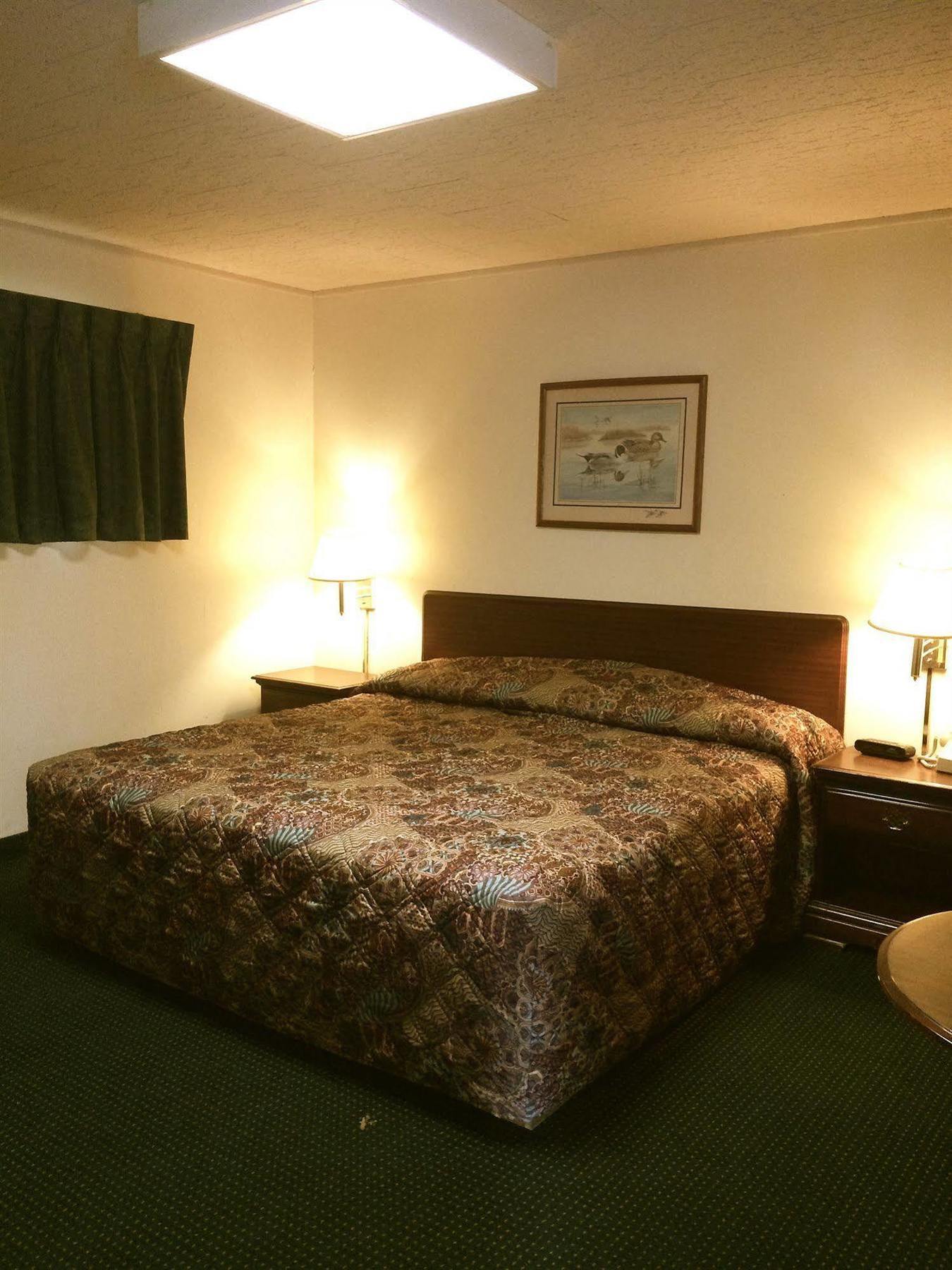 Rapids Inn & Suites Wisconsin Rapids Exterior photo