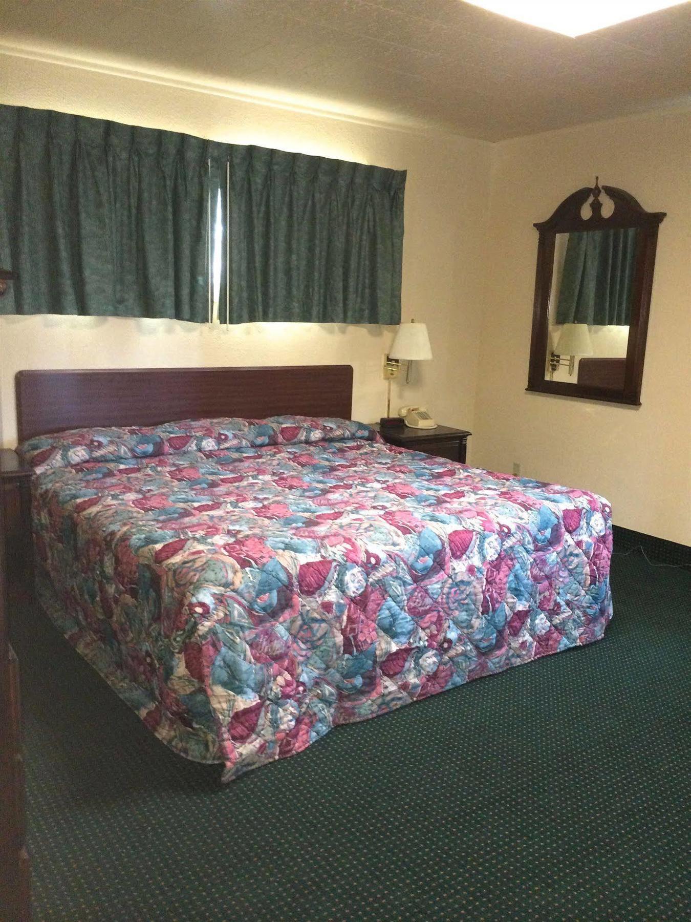 Rapids Inn & Suites Wisconsin Rapids Exterior photo